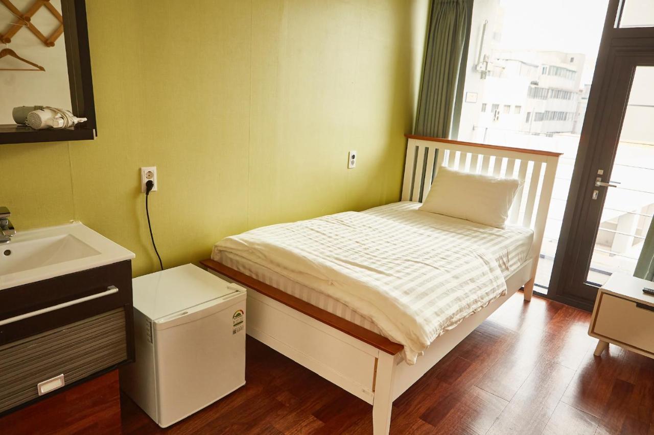 הוסטל Gwangju Metropolitan City Guest 145 מראה חיצוני תמונה